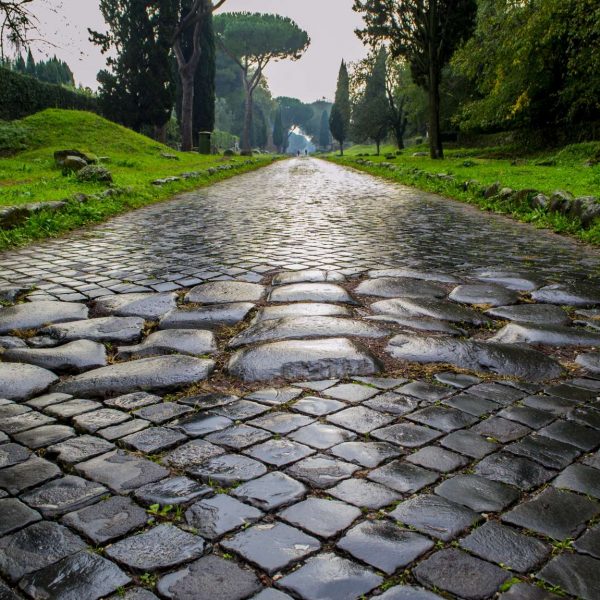 Appian Way (Sumber foto : yourownitaly.com)